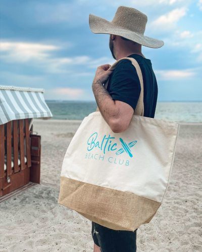 Eine Tasche für einen sommerlichen Tag am Baltic Beach. ⛱ Stylisch, praktisch und ein echter Hingucker. Zum Start in den Sommer haben wir für @balticappartements viele neue Sachen für den "Baltic Beach Club" gestaltet, darunter diese Strandtasche. 🌊 artseid ... aus Liebe zur Werbung! ❤️ #baltic #ostsee #tasche #siebdruck #werbeagentur #agenturleben #kreativagentur #agenturalltag #grafikdesign #gestaltung #grafik #corporatedesign #plakate #visitenkarten #flyer #speisekarte #druck #website #webentwicklung #werbetechnik #html #css #print #werbeartikel #lübeck #timmendorferstrand #travemünde - artseid · Grafik Webdesign Werbeagentur · Lübeck-Travemünde Schleswig-Holstein