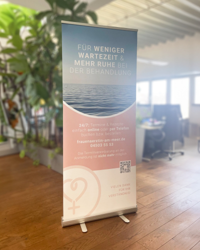 Frisch gedruckt und bereit für den Einsatz: Das neue Roll-up für die @frauenaerztin_am_meer 🌊 Modern, klar und mit viel Feingefühl gestaltet – genau wie die Praxis selbst. Schön, wenn Design und Haltung zusammenpassen. Danke für das Vertrauen! artseid ... aus Liebe zur Werbung! ❤️ #werbeagentur #agenturleben #kreativagentur #agenturalltag #grafikdesign #gestaltung #grafik #corporatedesign #plakate #visitenkarten #flyer #speisekarte #druck #website #webseite #webentwicklung #werbetechnik #html #css #print #werbeartikel #lübeck #timmendorferstrand #travemünde - artseid · Grafik Webdesign Werbeagentur · Lübeck-Travemünde Schleswig-Holstein