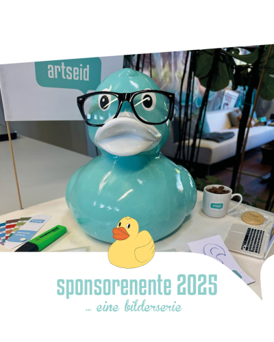 Wie jedes Jahr waren wir 2025 wieder beim Lübecker Entenrennen dabei! Dieses mal mit einer ganz besonderen Ente. Von vorne bis hinten wurde jedes Detail gut durchdacht. Unsere artseid-Ente hat alles dabei, was man als Ente bei artseid so braucht: Kaffee, einen Farbfächer, einen Laptop mit der Liebsten als Hintergrundbild, ein Skizzenbuch und noch vieles mehr. Es hat uns viel Spaß gemacht, Ideen zusammenzutragen und umzusetzen und wir freuen uns schon auf das nächste #Entenrennen! artseid ... aus Liebe zur Werbung! ❤️ #enten #lübeckerentenrennen #sponsorenente #werbeagentur #agenturleben #kreativagentur #agenturalltag #grafikdesign #gestaltung #grafik #corporatedesign #plakate #visitenkarten #flyer #speisekarte #druck #website #webentwicklung #werbetechnik #html #css #print #werbeartikel #lübeck #timmendorferstrand #travemünde - artseid · Grafik Webdesign Werbeagentur · Lübeck-Travemünde Schleswig-Holstein